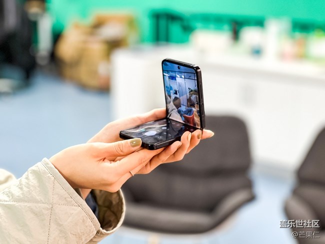 “自带支架”的三星 Galaxy Z Flip4 解锁立式交互模式
