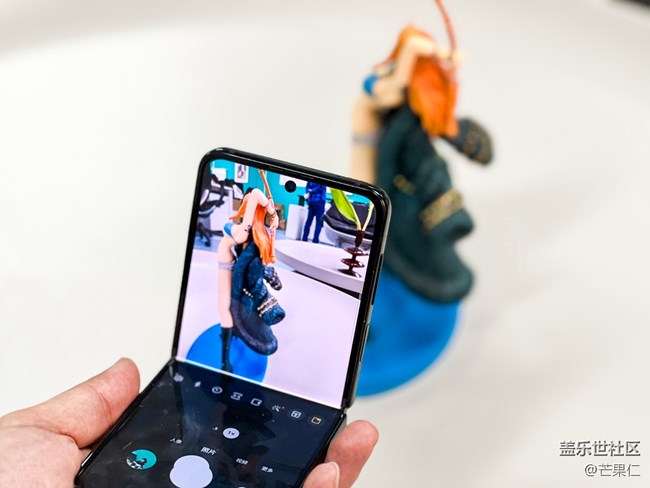 “自带支架”的三星 Galaxy Z Flip4 解锁立式交互模式