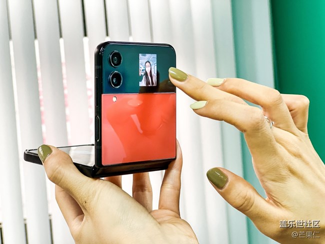 “自带支架”的三星 Galaxy Z Flip4 解锁立式交互模式