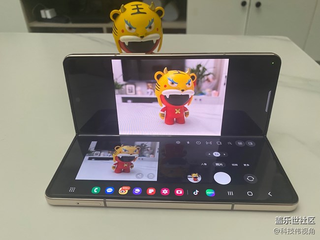 三星Galaxy Z Fold4折叠屏手机多角度悬停拍照