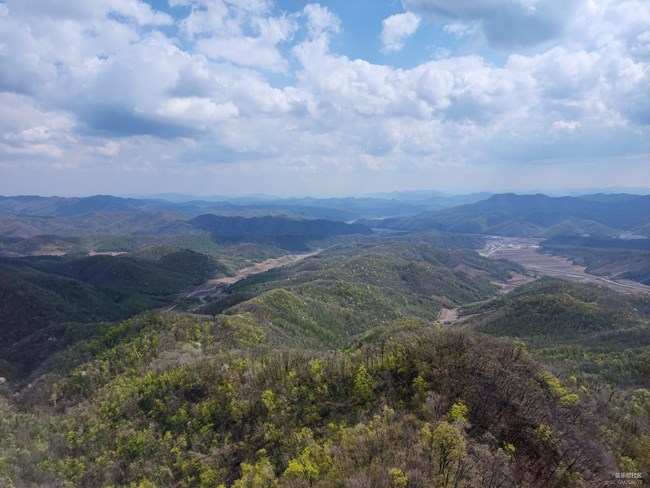 爬到山顶，随手拍的，坐标024