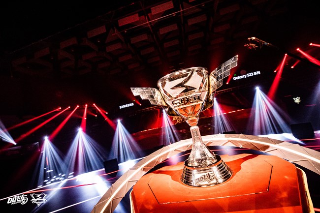 三星Galaxy S23系列手机，助力选手飞驰赛场！