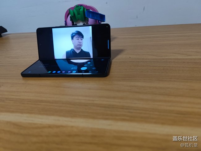 甩掉自拍杆，解放你的左手，多角度旋停拍照就是方便