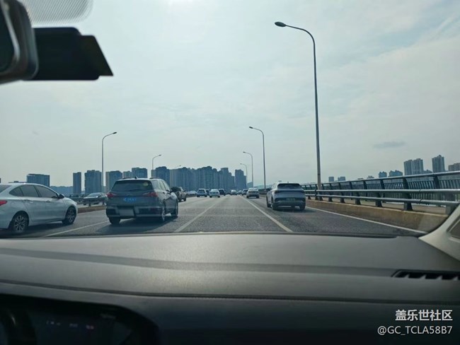 【街景】拥挤的路