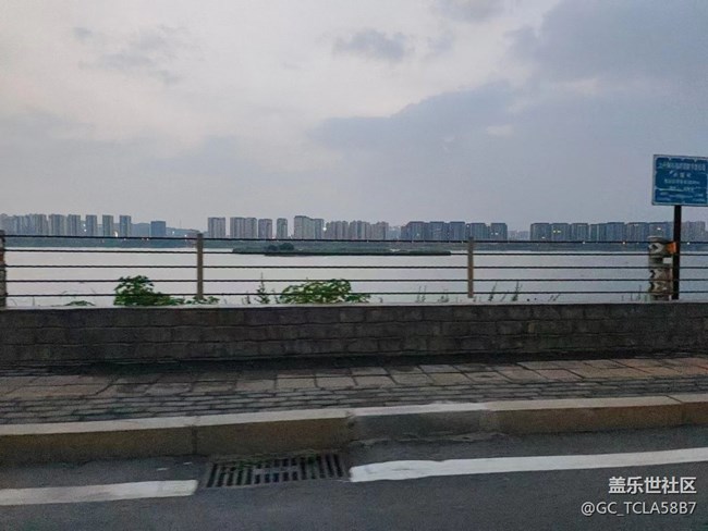 【街景】拥挤的路