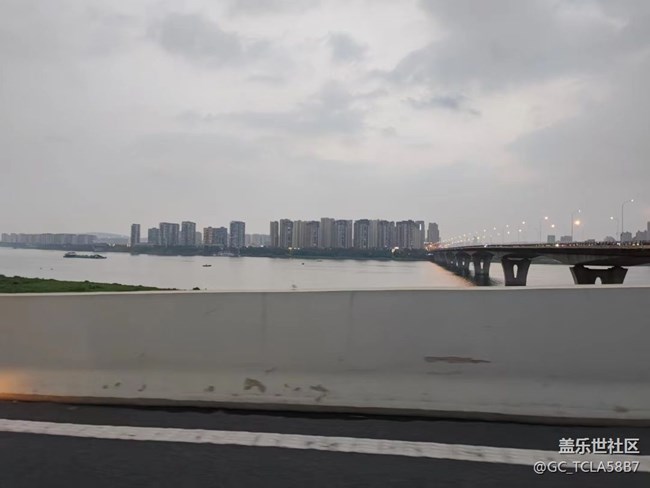 【街景】拥挤的路