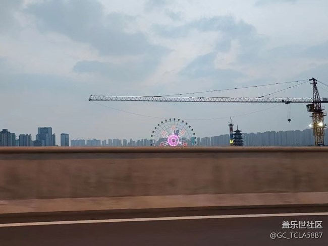 【街景】拥挤的路