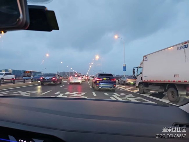 【街景】拥挤的路