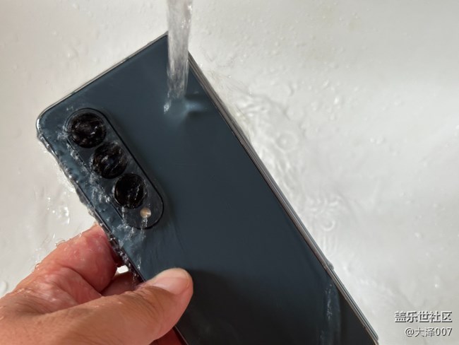 你们知道三星Galaxy Z Fold4是如何做到IPX8级防水的吗？