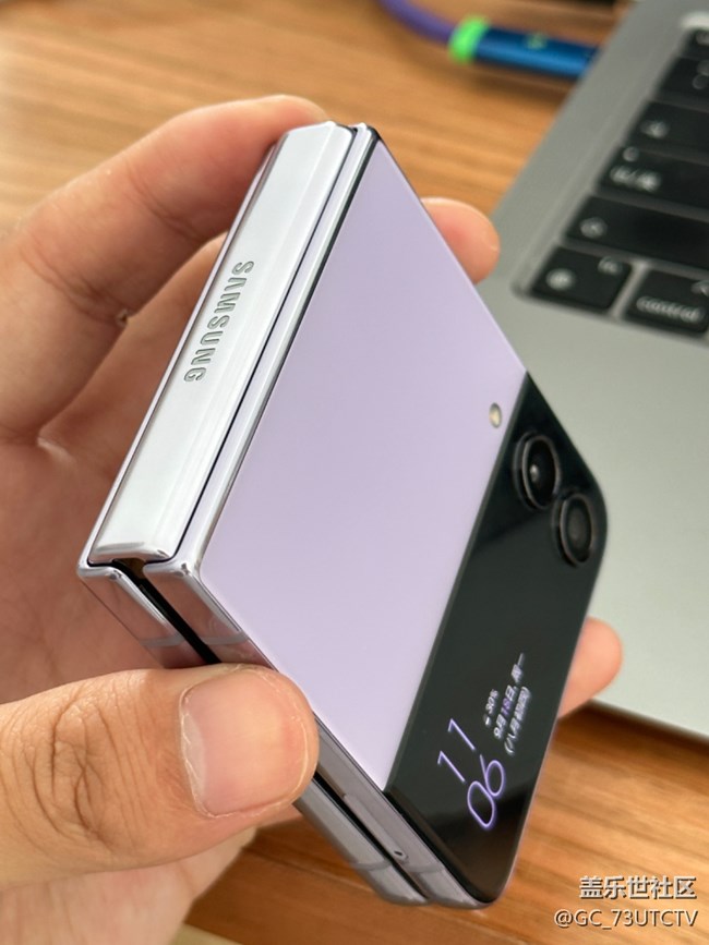 Zflip4 的背部材质是真的很耐刮 Zflip4 的背部材质是真的很耐刮