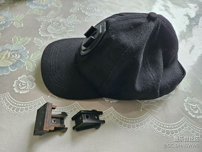 看小折叠手机如何与完美帽子搭配