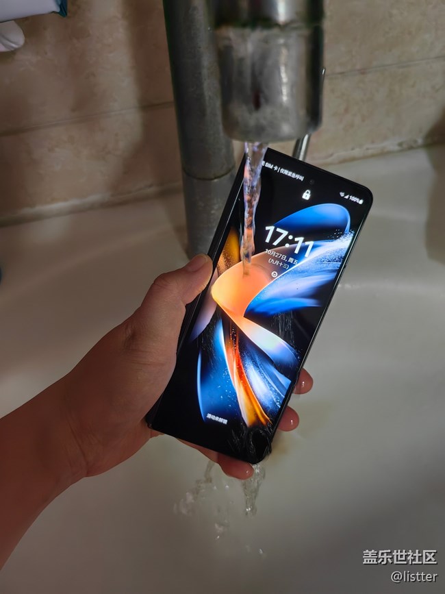一起来看看三星galaxy z fold4的IP8级防水效果