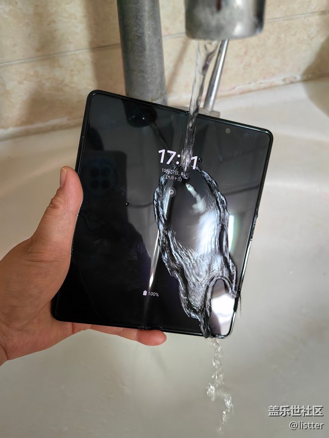 一起来看看三星galaxy z fold4的IP8级防水效果