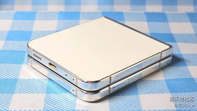 我拍了拍三星Galaxy Z Flip 5