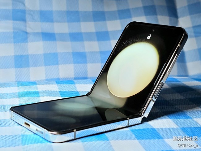 我拍了拍三星Galaxy Z Flip 5