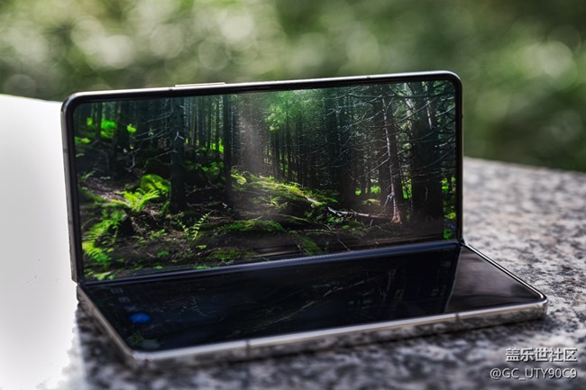 珠光宝气细腻般陶瓷质感 三星Galaxy Z Fold5星河白图赏