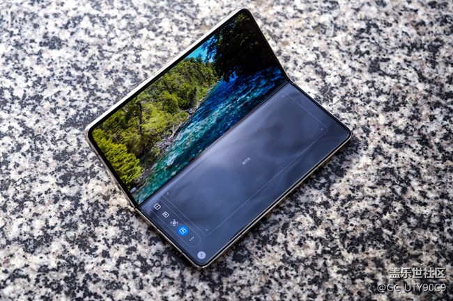 珠光宝气细腻般陶瓷质感 三星Galaxy Z Fold5星河白图赏