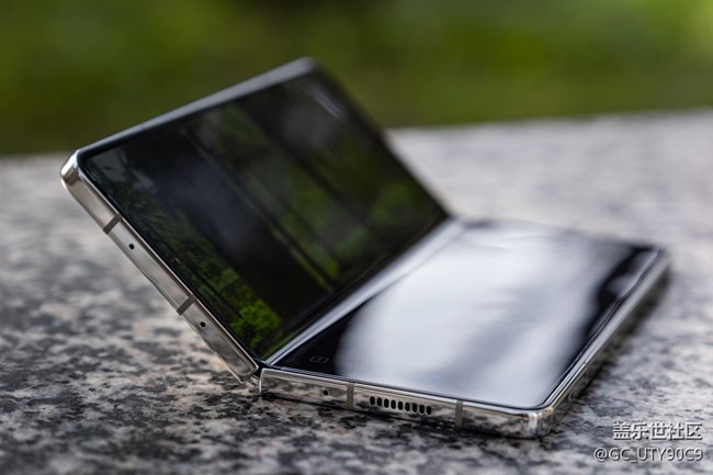 珠光宝气细腻般陶瓷质感 三星Galaxy Z Fold5星河白图赏