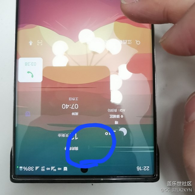 通话时屏幕手触摸会出现漏光点，哪位大神知道是什么情况吗？