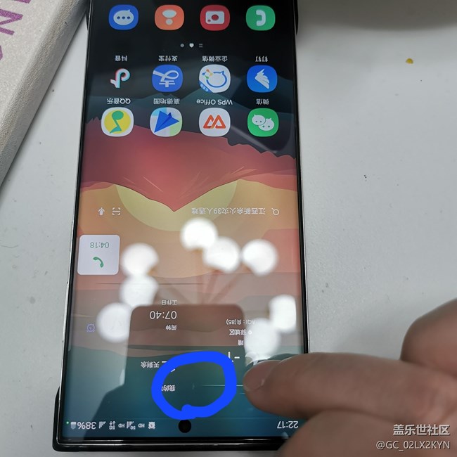 通话时屏幕手触摸会出现漏光点，哪位大神知道是什么情况吗？