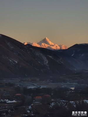 龙年伊始 日照金山