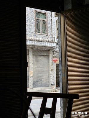 打开门，望着窗