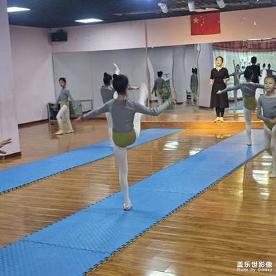 练舞蹈的小姑娘