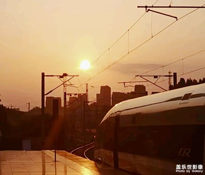 夕阳下的高铁