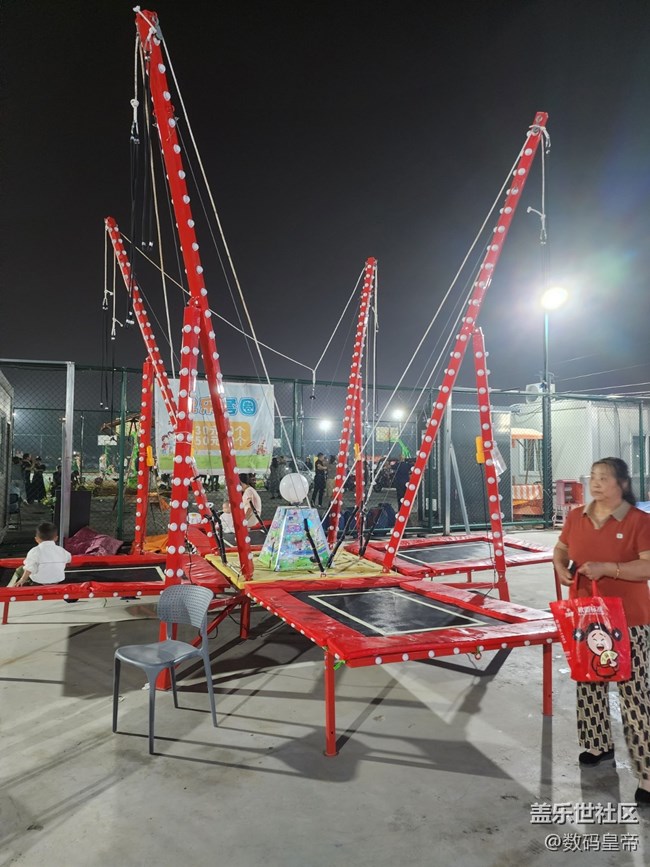 【色彩与光影的邂逅】夜色下的游乐园