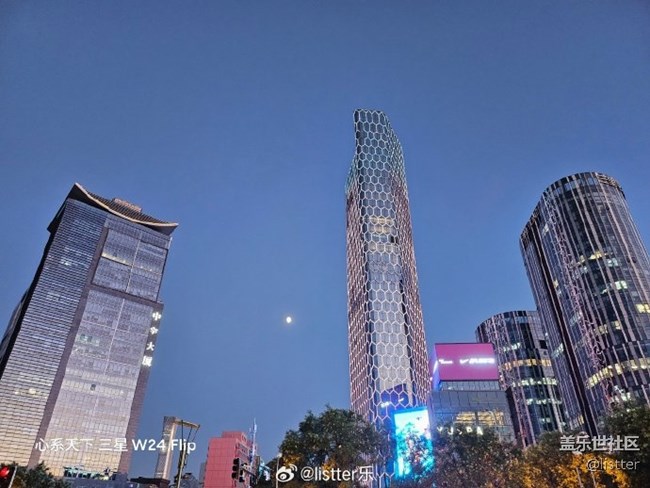 买了折叠屏手机的你是不是已经体验过多角度悬停拍照功能了？