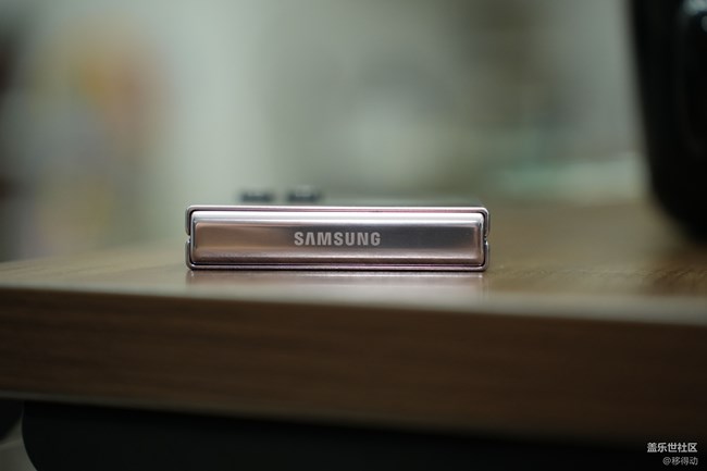 三星Galaxy Z Flip5背板耐用性 三星Galaxy Z Flip5背板耐用性