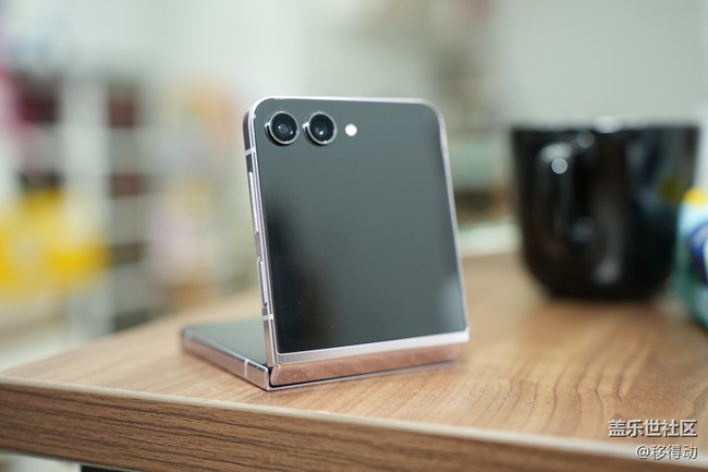 三星Galaxy Z Flip5背板耐用性 三星Galaxy Z Flip5背板耐用性