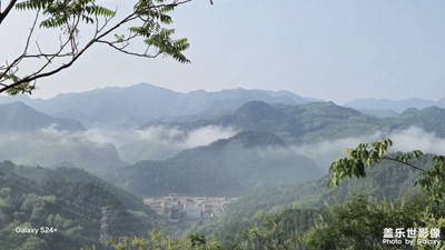 山中晨雾