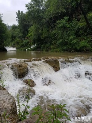 【边走边拍】+雨中看山水