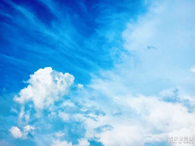 《夏日晴空：白云轻舞》