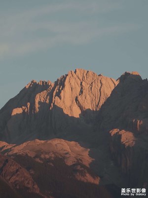 日照金山
