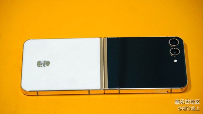 三星W24 Flip背板，展现了非凡的耐用性