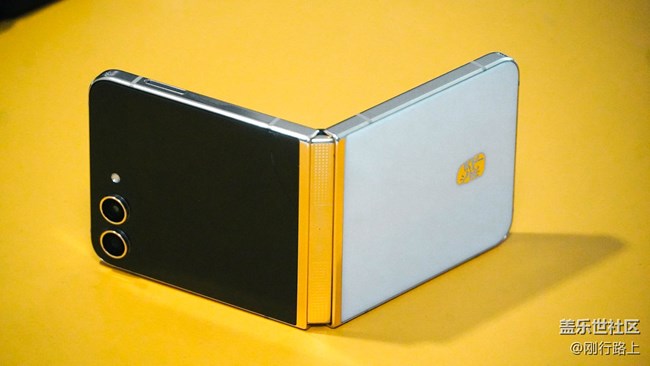 三星W24 Flip背板，展现了非凡的耐用性