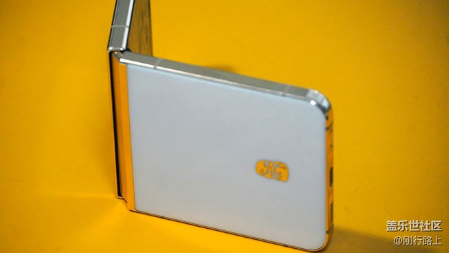 三星W24 Flip背板，展现了非凡的耐用性