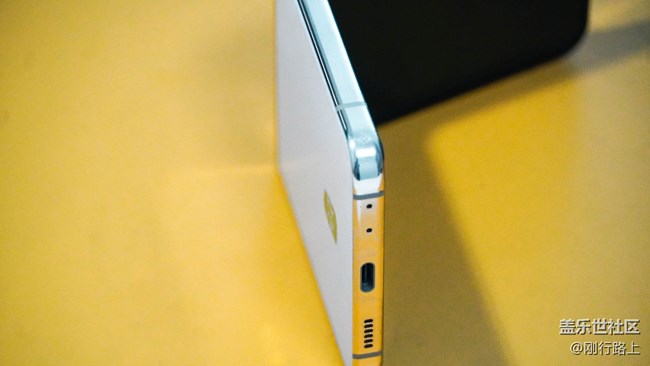 三星W24 Flip背板，展现了非凡的耐用性