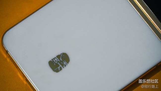 三星W24 Flip背板，展现了非凡的耐用性