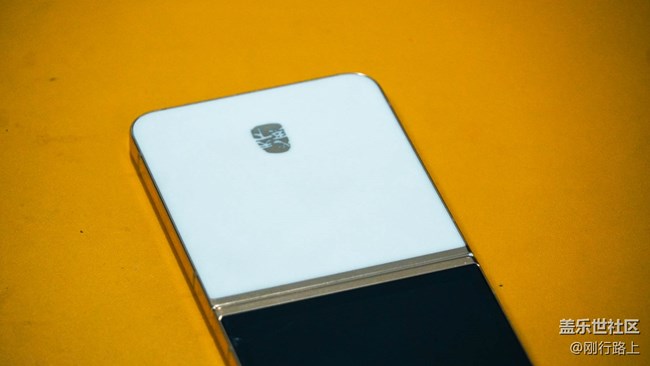 三星W24 Flip背板，展现了非凡的耐用性