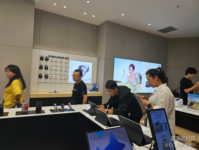 【AI啡来了】BERRY BEANS咖啡体验三星折叠屏AI