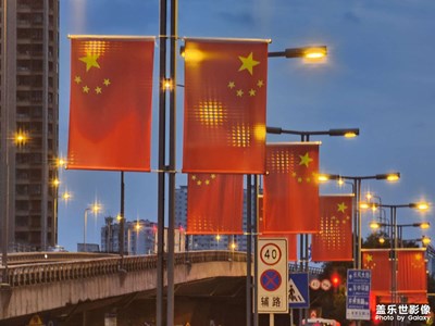 皎皎兮似轻云之蔽月，飘飘兮若回风之流雪