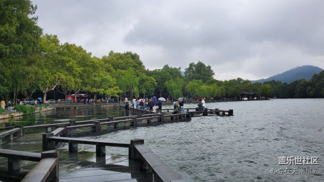 上周末去了杭州，带大家看一下雨后的西湖