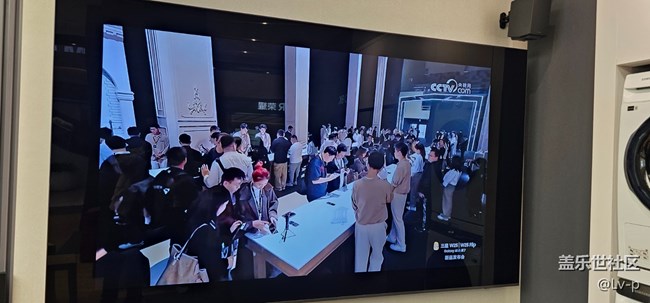 【一起看W25直播】龙湖天街三星店98寸看W25直播，爽