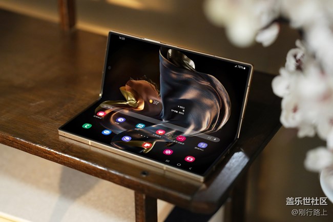W25 Flip作为翻盖式手机的回归