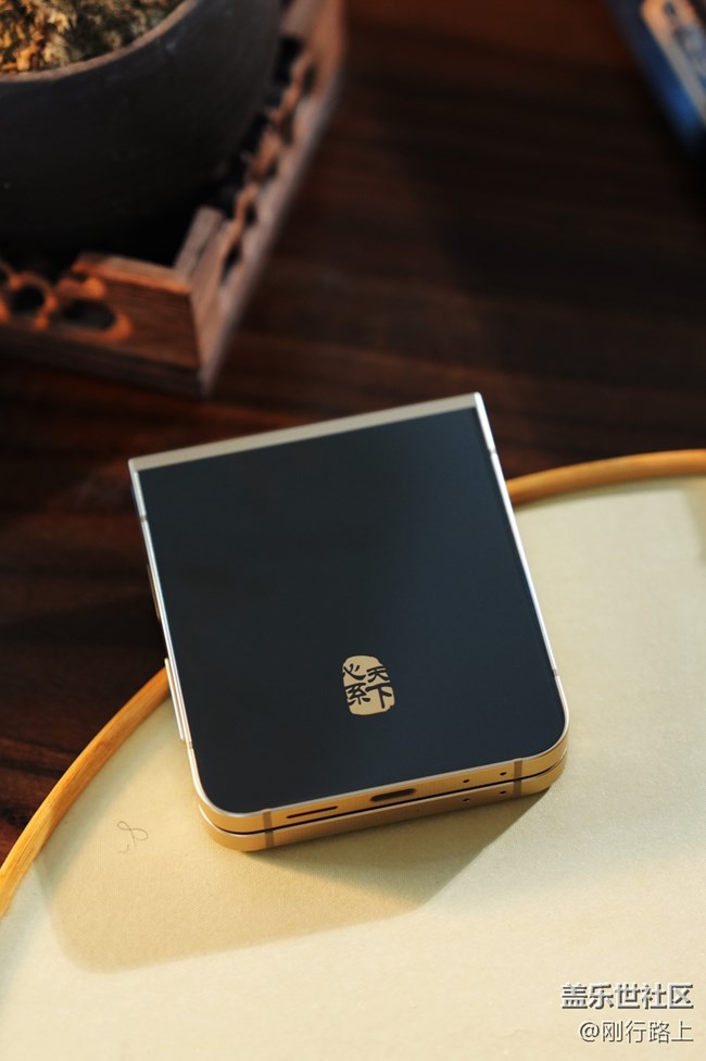 W25 Flip作为翻盖式手机的回归
