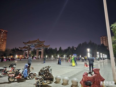 【多元化的世界】饭后的烈士陵园格外热闹