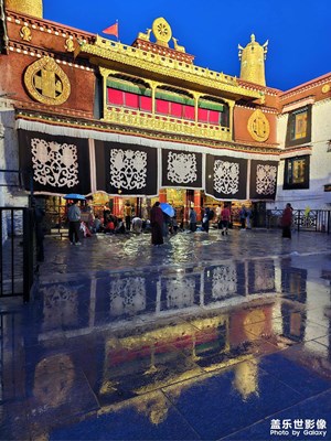 拉萨八廓街的雨夜
